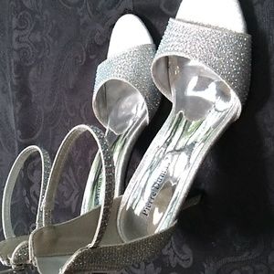 Paul Dumas Formal Silver open toe kitten heeled 6 1/2 M
